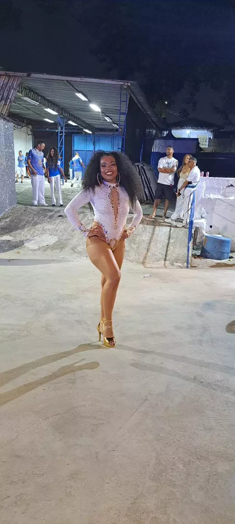 NATASHA NASCIMENTO É A NOVA RAINHA DE BATERIA DA FLOR DE LIZ